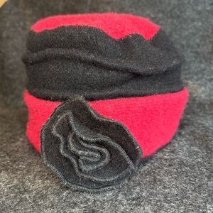 Vintage Red & Black Wool Felt Cloche / Pillbox Hat w/ Flower — Women’s Winter